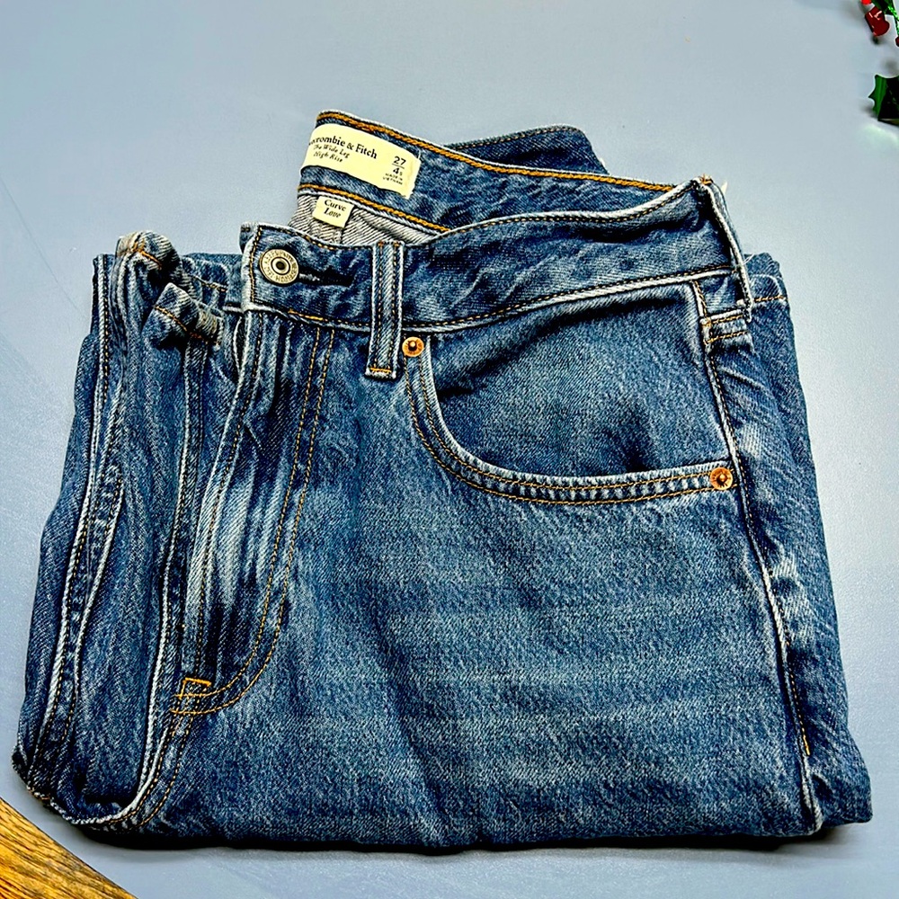 Abercrombie and Fitch 27/4 Short Curve Love